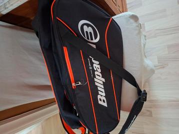 Padeltas van het merk Bullpadel beschikbaar voor biedingen