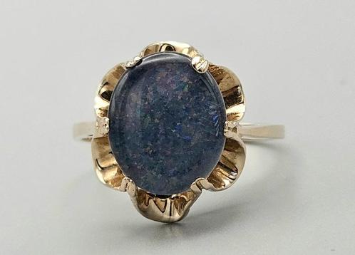 Gouden Vintage ring met edelsteen opaal. 2025/98, Handtassen en Accessoires, Antieke sieraden, Ring, Goud, Met edelsteen, Ophalen of Verzenden