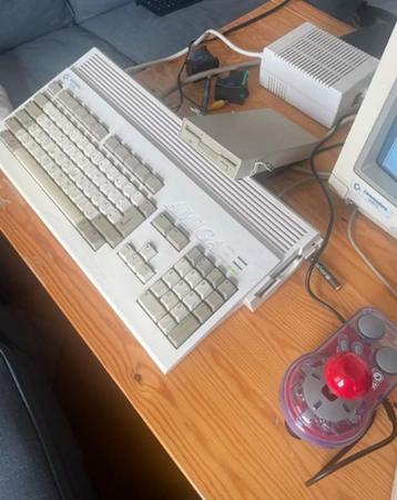 Amiga 1200 met monitor en accessoires + games beschikbaar voor biedingen