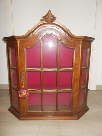 Antiek wandvitrine hangkastje cabinet van de jaren 50
