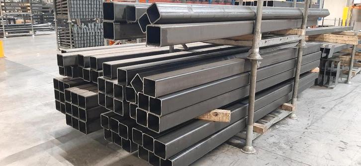 Tubes carrés en acier décapé, Bricolage & Construction, Métaux, Neuf, Autres métaux, Enlèvement