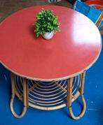 Vintage rood terrastafeltje in rotan, Huis en Inrichting, Ophalen, Zo goed als nieuw