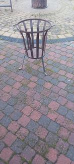 Corbeille en bois, Enlèvement