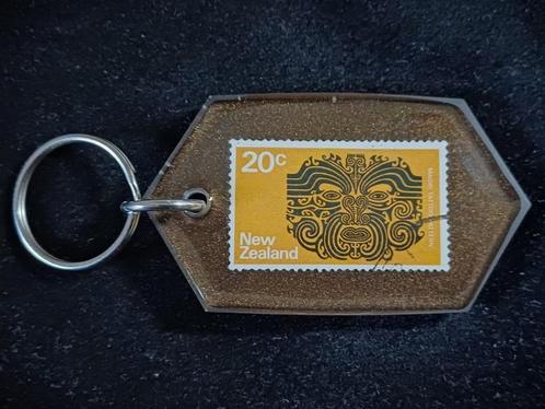 Sleutelhanger met postzegel Nieuw Zeeland 1971, Bijoux, Sacs & Beauté, Accessoires Autre, Neuf, Enlèvement ou Envoi