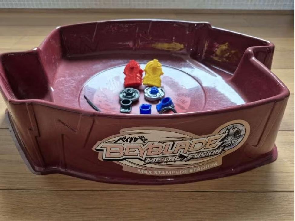 beyblade set arena statium, Ophalen of Verzenden, Zo goed als nieuw, Handmatig, Onderdelen