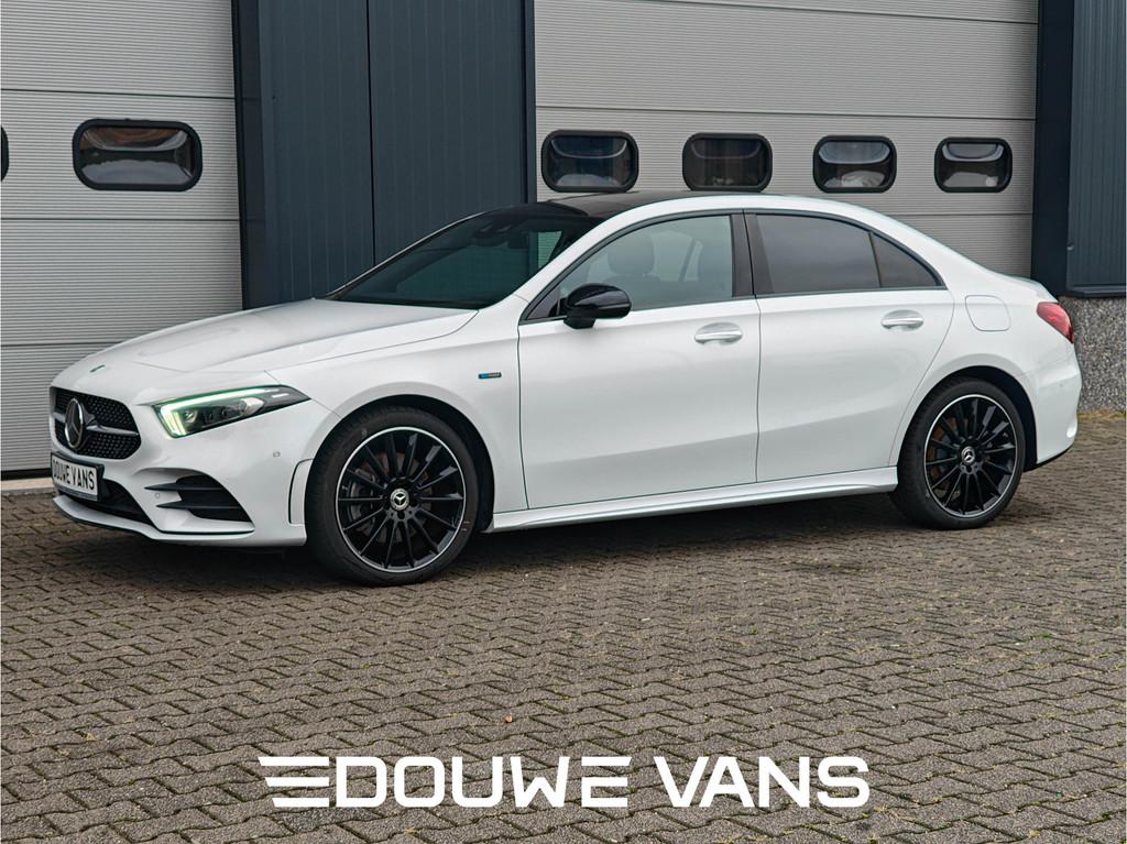 Mercedes-Benz A-Klasse 250e Sedan AMG Panorama Memory Night, Auto's, 4 deurs, Gebruikt, 4 cilinders, Leder en Stof