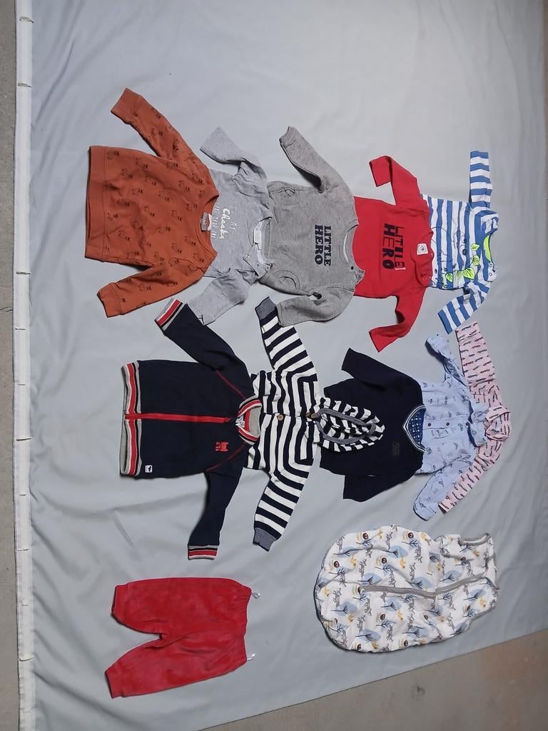 Babykleding  maat 68    3 tot 6 maand  + slaapzakje, Kinderen en Baby's, Babykleding | Maat 68, Ophalen