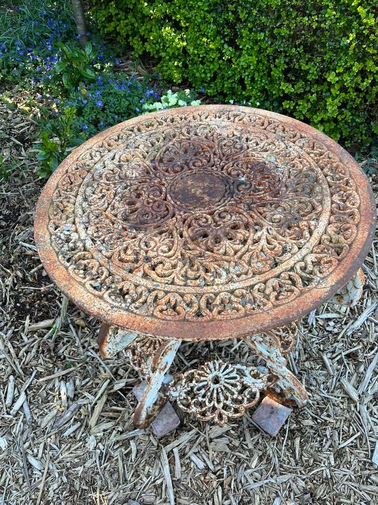 Gietijzeren tuintafel, Ophalen