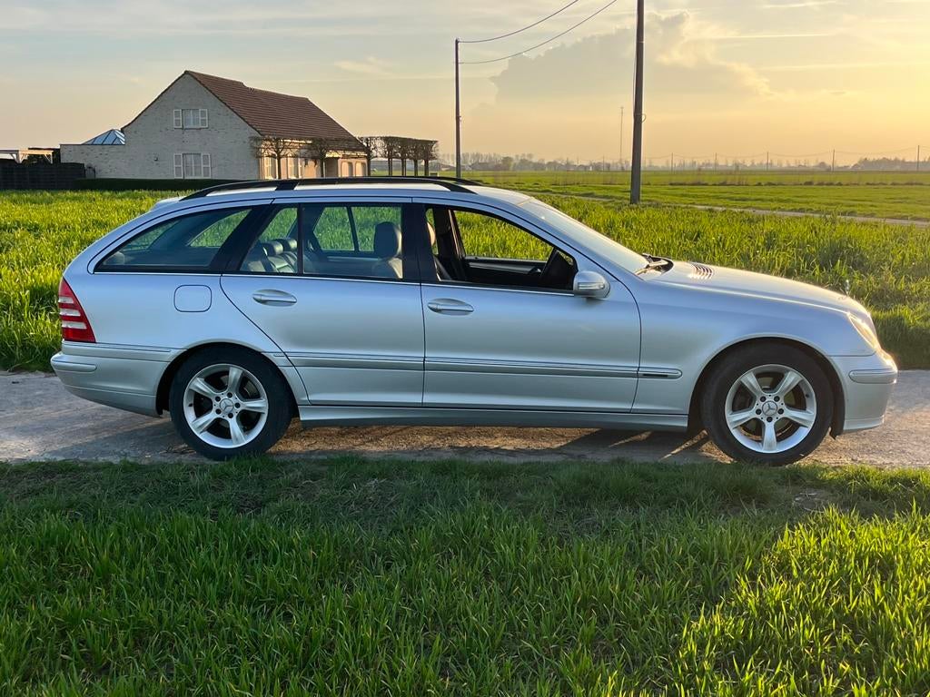 Mercedes C220 - 2005, Auto's, Mercedes-Benz, 100 kW, Achterwielaandrijving, Zwart, Leder en Stof