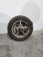 Voorwiel van een scooters met nieuwe banden., Ophalen of Verzenden