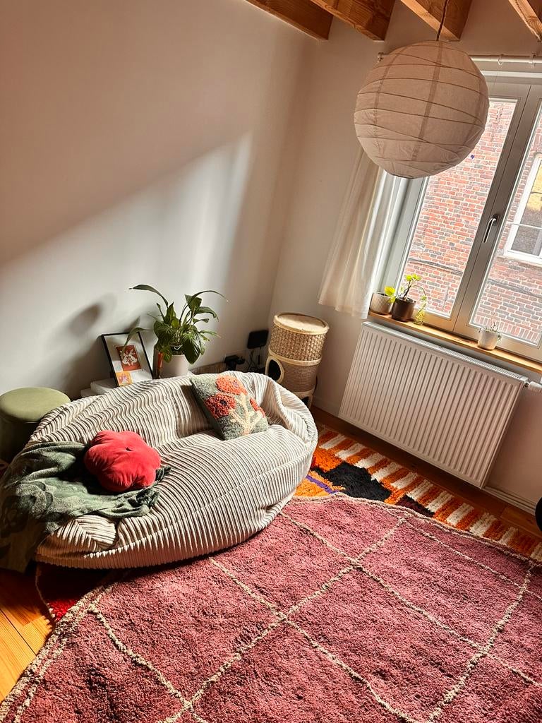 Groot rond tapijt, Ophalen