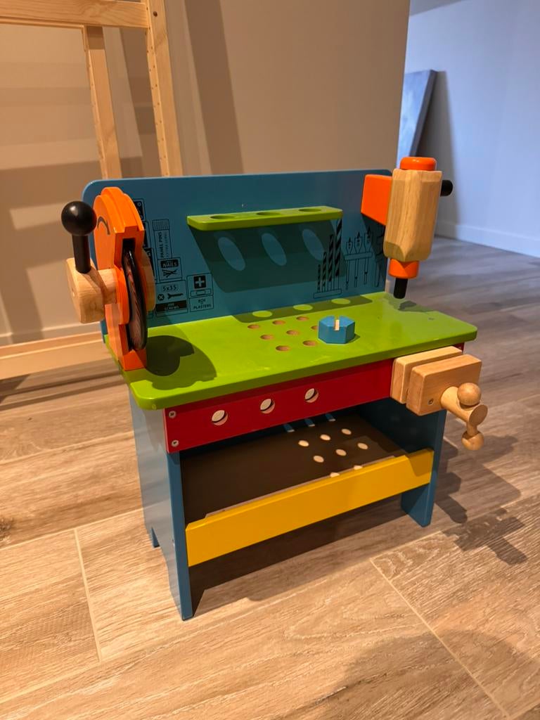 Klein houten speel werkbankje, Ophalen, Zo goed als nieuw