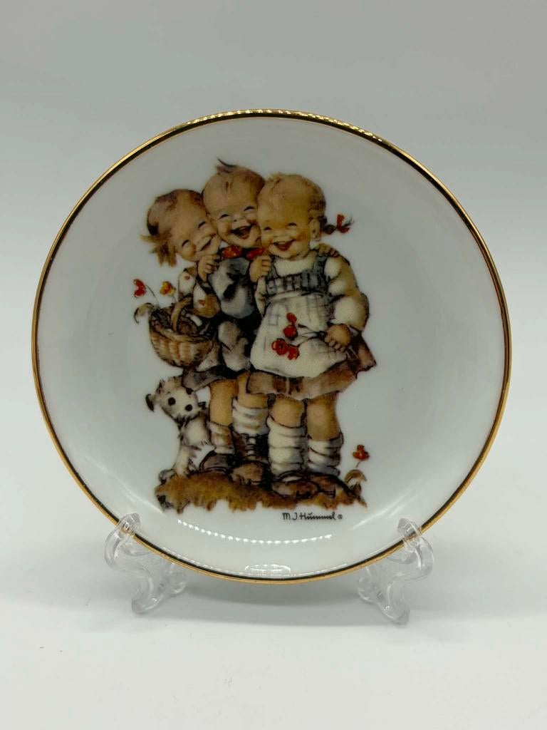 Hummel / Goebel bordje + voetje, Antiek en Kunst, Antiek | Porselein, Ophalen