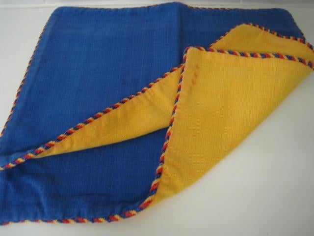 2 placemats, blauw bovenaan, geel onderaan, 48x35cm, Ophalen
