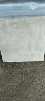 Ontbevoorrading van 50 m2 tegels met een volle massa van 90x