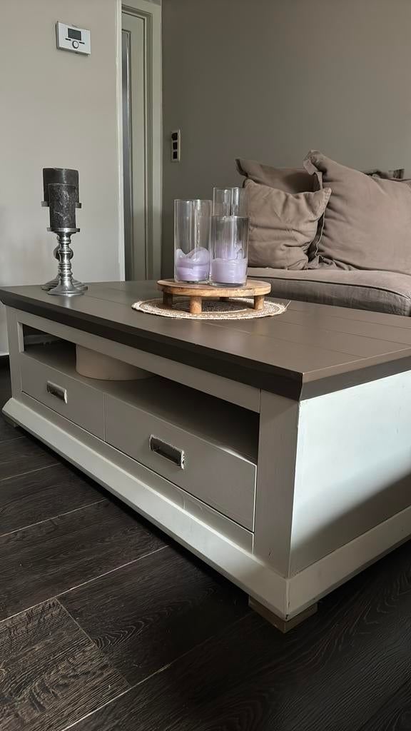 Landelijke salontafel, Enlèvement, Utilisé