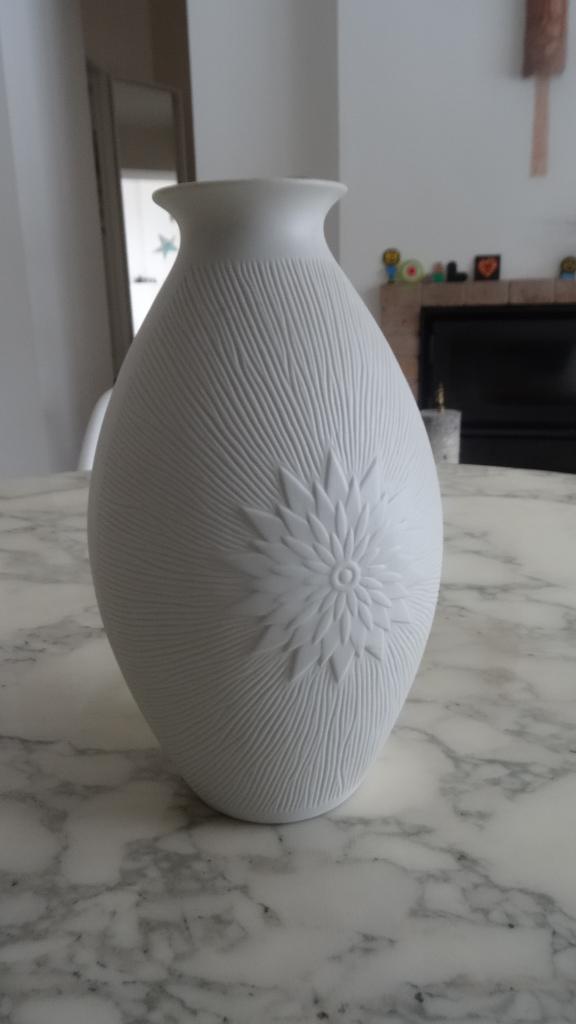 Vase en porcelaine blanche de manufacture PMR Jaeger & Co, Antiquités & Art, Antiquités | Porcelaine, Enlèvement ou Envoi