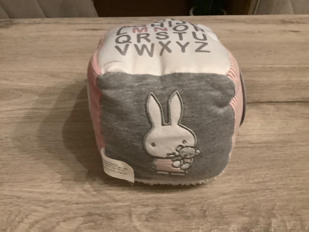 Nijntje fluffy Pink activiteitenkubus, Ophalen of Verzenden, Zo goed als nieuw, Puzzelen