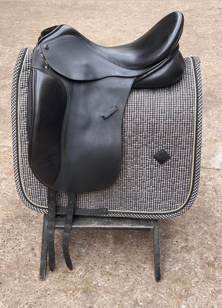 Dressuurzadel 17,5 | Wijde boom (W) | ZGAN, Dieren en Toebehoren, Paarden en Pony's | Zadels, Zo goed als nieuw, Ophalen