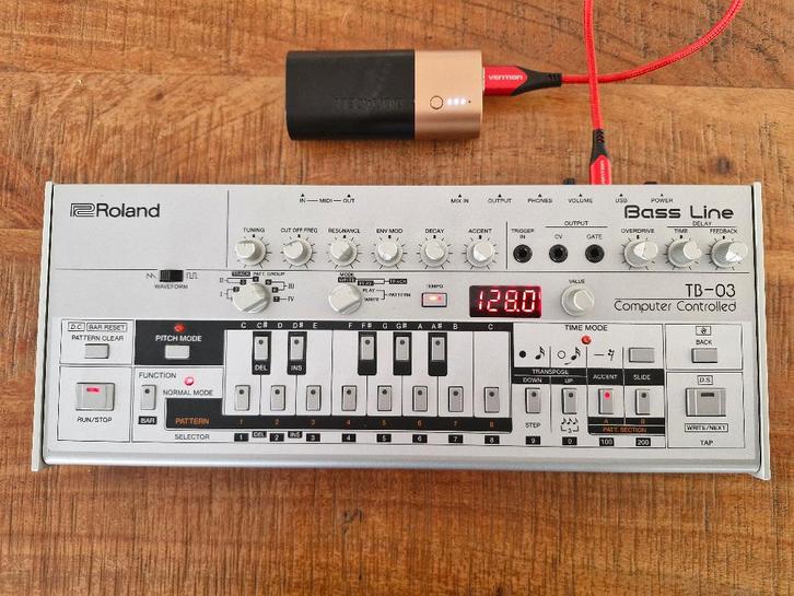 Roland TB-03 Boutique - nieuwstaat, Muziek en Instrumenten, Synthesizers, Zo goed als nieuw, Roland, Met midi-aansluiting, Ophalen of Verzenden