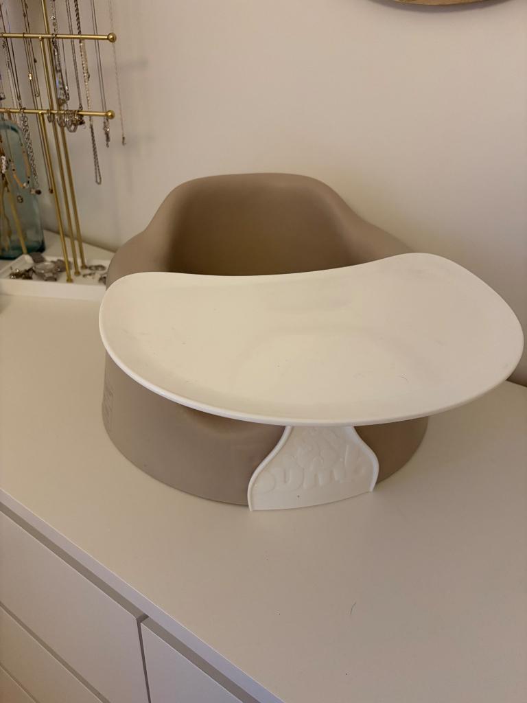 Bumbo seat beige + tafeltje, Ophalen, Zo goed als nieuw, Overige typen