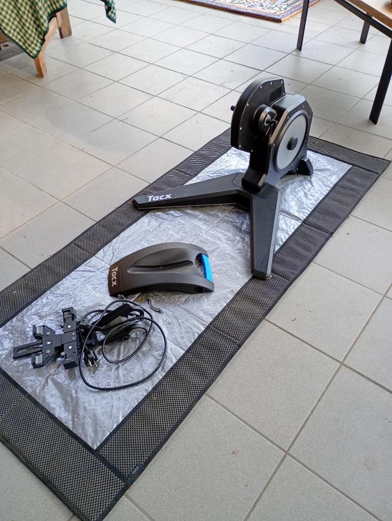 Tacx Flux S - INCL.Cassette, Mat, Wielhouder + tablethouder, Sports & Fitness, Cyclisme, Utilisé, Autres types, Enlèvement