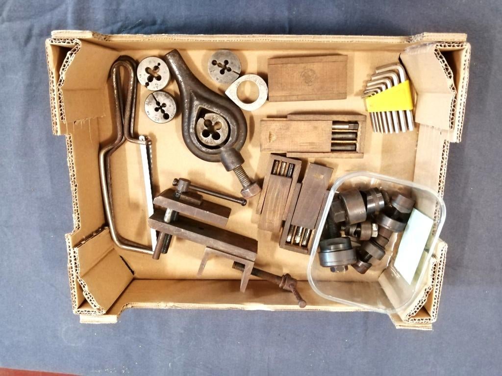 lot de  scies,étau,tarauds,filière,emporte pièce etc, Enlèvement, Utilisé, Autres métaux