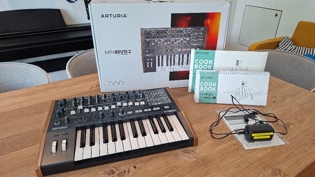Arturia Minibrute 2 - À peine utilisé, comme neuf, Musique & Instruments, Synthétiseurs, Autres marques, Comme neuf, Avec connexion MIDI