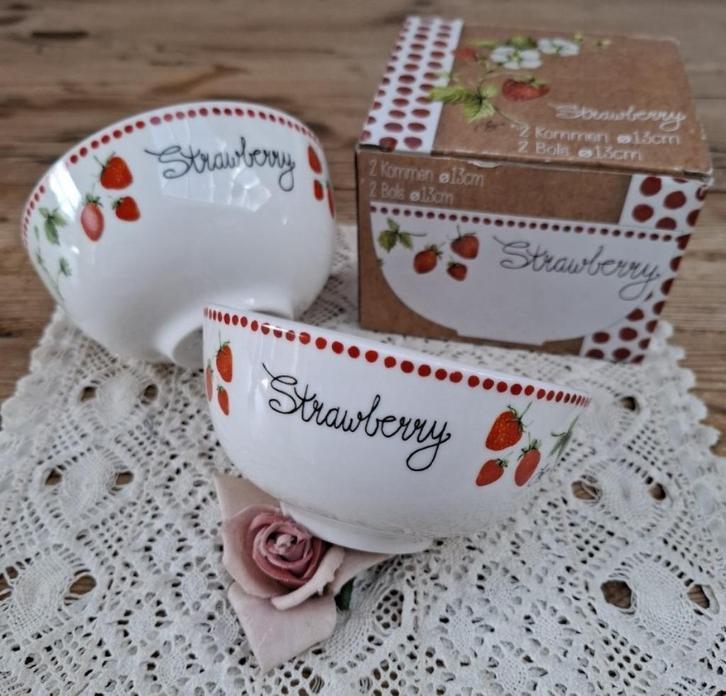 2 Jet Strawberry kommen, Maison & Meubles, Cuisine | Vaisselle, Comme neuf, Récipient(s), Autres styles, Poterie, Enlèvement ou Envoi