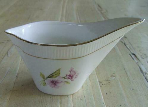 SALE, Gien sauskom + MDL melkkannetje paarse bloemetjes, Huis en Inrichting, Keuken | Servies, Gebruikt, Overige typen, Overige stijlen