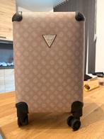 Guess Wilder 18" 8-wiel handbagage koffer - Roze/Wit, Bijoux, Sacs & Beauté, Valises, Enlèvement ou Envoi, Comme neuf, Clé