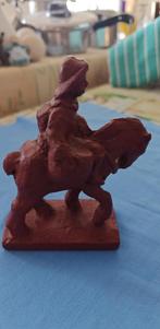 beeldje visser te paard klei bordeaux bruin kleur, Ophalen of Verzenden, Gebruikt, Mens