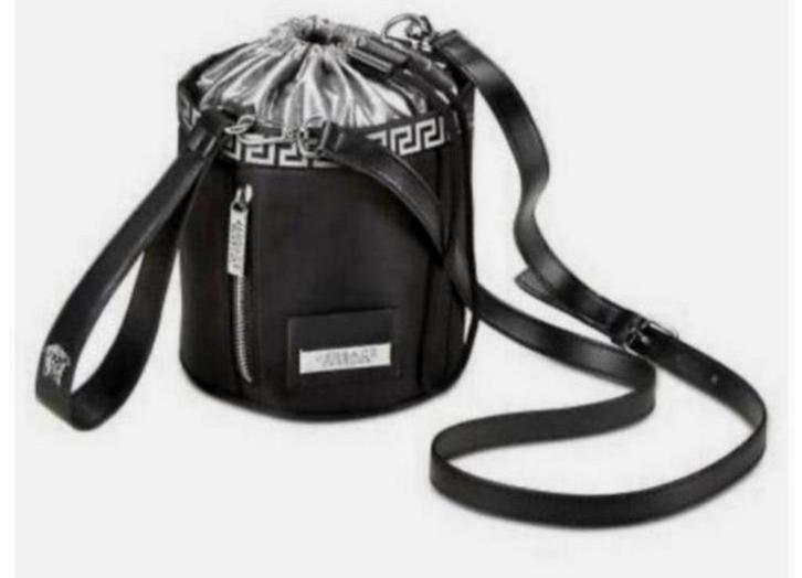 Versace Parfums Ronde Tas - Zwart & Zilver NIEUW parfum bag, Handtassen en Accessoires, Tassen | Damestassen, Nieuw, Zwart, Ophalen of Verzenden