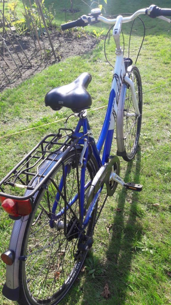 Twee dames fietsen, Fietsen en Brommers, Fietsen | Dames | Damesfietsen, Gebruikt, Ophalen