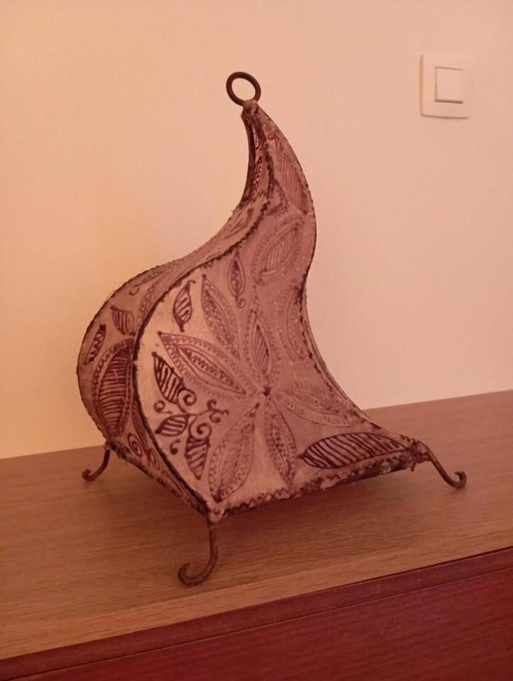 Abat-jour artisanal en peau et fer forgé – style marocain, Huis en Inrichting, Lampen | Lampenkappen, Gebruikt, 25 tot 50 cm, Overige vormen