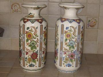 2 magnifiques vases en porcelaine disponible aux enchères