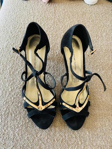 ✨ Sandalen met zwarte hak — Elegantie en gouden details ✨ beschikbaar voor biedingen