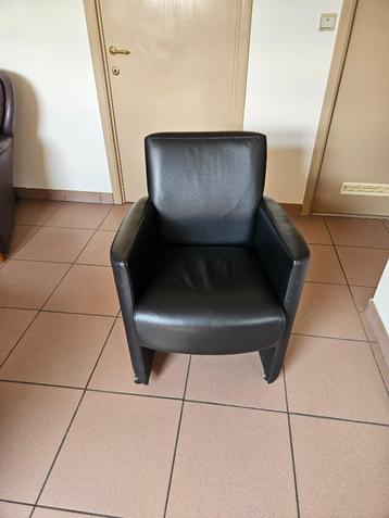 4 eetkamer stoelen beschikbaar voor biedingen