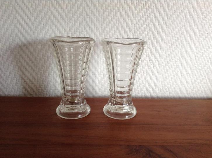 2 persglazen vaasjes in prima staat, Antiek en Kunst, Antiek | Glaswerk en Kristal, Ophalen of Verzenden
