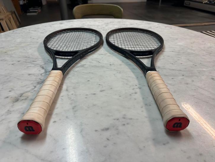 Te koop: 2x Wilson Pro Staff v13 16x19 – Gripmaat L4 (4 1/2), Sports & Fitness, Tennis, Raquette, Wilson, L4, Enlèvement