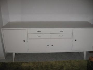 wit geschilderde retro dressoir van +- 1950 beschikbaar voor biedingen