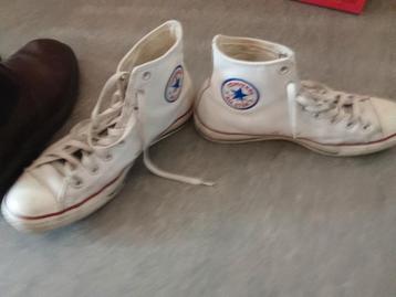 Twee Paar schoenen beschikbaar voor biedingen