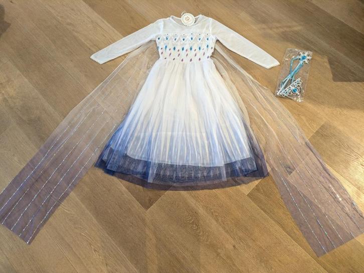FROZEN Elsa-jurk ️, Kinderen en Baby's, Carnavalskleding en Verkleedspullen, Nieuw, Meisje, 134 t/m 140, Ophalen
