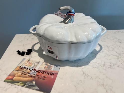 Nieuwe Staub pompoenpan, wit, 24 cm, inhoud 3,25 liter, Huis en Inrichting, Keuken | Potten en Pannen, Nieuw, Koekenpan of Braadpan