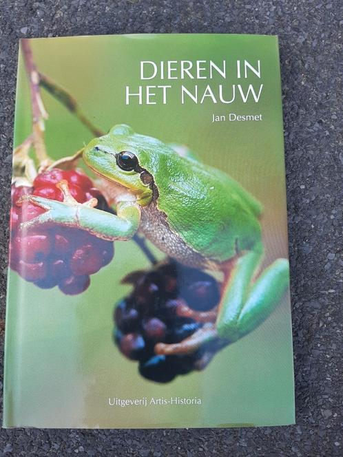 Boek : dieren in het nauw / Jan Desmet, Boeken, Natuur, Zo goed als nieuw, Ophalen of Verzenden