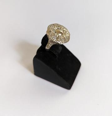 Zilveren ring met een prachtig, ingewikkeld patroon en stene beschikbaar voor biedingen