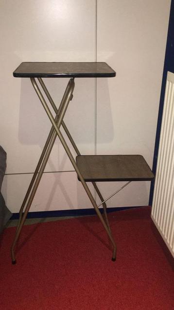 Vintage formica projector tafel beschikbaar voor biedingen