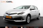 Toyota Auris 1.8 Hybrid Energy | Navigatie | Camera | Cruise, Te koop, Zilver of Grijs, Bedrijf, Stadsauto
