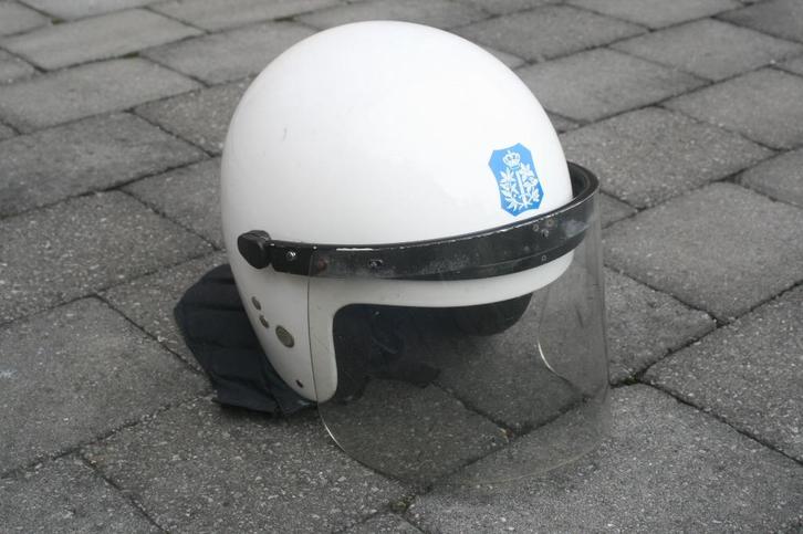 Oude politiehelm voor handhaving van de openbare orde, Verzamelen, Militaria | Algemeen, Landmacht, Helm of Baret, Ophalen of Verzenden