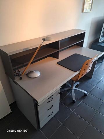 Zeer kwalitatieve bureau  beschikbaar voor biedingen